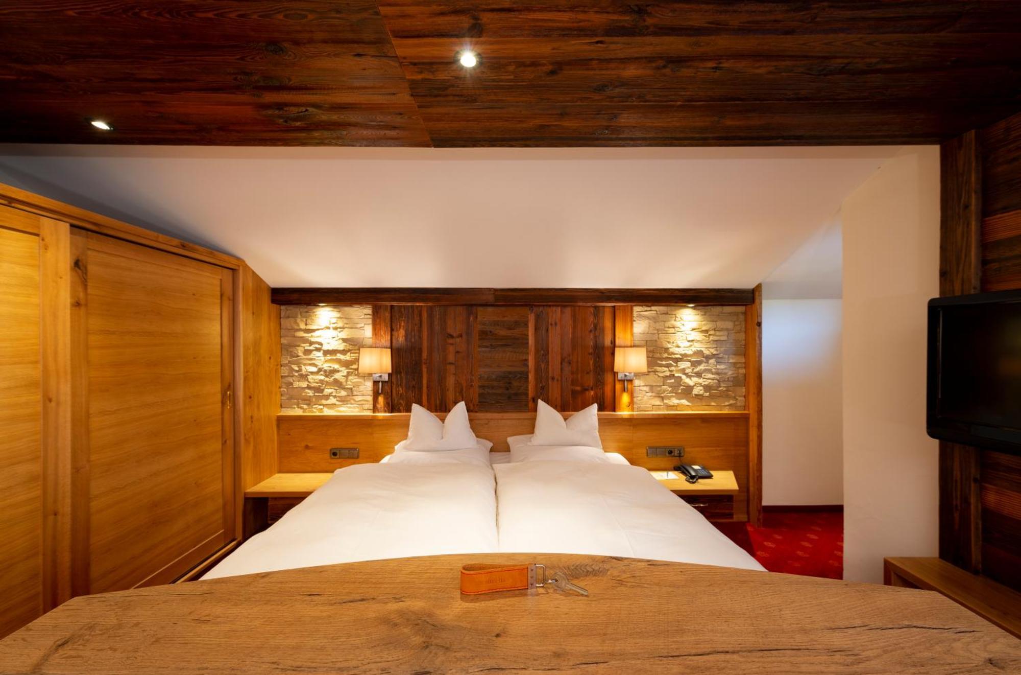 Deluxe Double Room,1681178233:JPEG